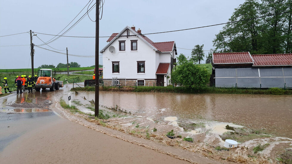 In Berthelsdorf kamen die Wassermassen von einem Feld und schossen die Crossener Straße hinunter. In zwei Wohnhäusern wurden Keller überflutet.