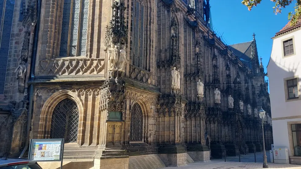 ...und von weitem. Es prangt an der Seite, die zum Schocken-Kaufhaus zeigt. ...und von weitem. Es prangt an der Seite, die zum Schocken-Kaufhaus zeigt.