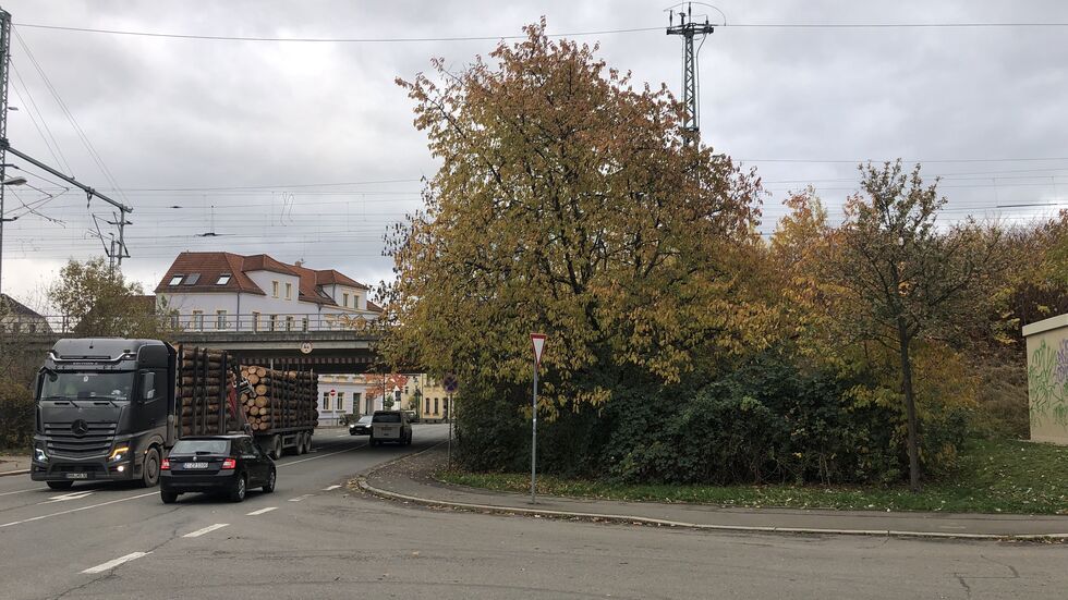 Hier rechts neben der Spiegelstraße soll unter der Bahnbrücke ein neuer Tunnel für Straßenbahnen entstehen.