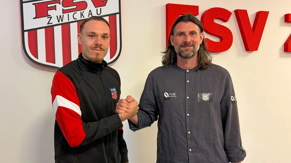 Sportdirektor Robin Lenk (rechts im Bild) und Sandro Sengersdorf (links) nach der Vertragsverlängerung. Sportdirektor Robin Lenk (rechts im Bild) und Sandro Sengersdorf (links) nach der Vertragsverlängerung.