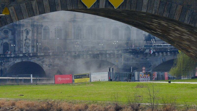 Gegen 15:10 Uhr gab es am Elbufer in Dresden eine Detonation. Vermutlich wurde da der Zünder der Bombe gesprengt.