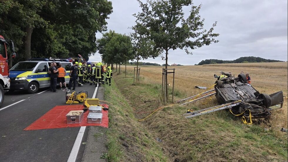 Die Einsatzkräfte mussten zwei der drei Insassen aus dem Auto befreien.
