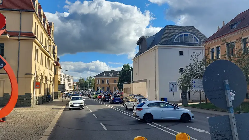 Autofahrer drehen vor der neuen Vollsperrung um. Autofahrer drehen vor der neuen Vollsperrung um.