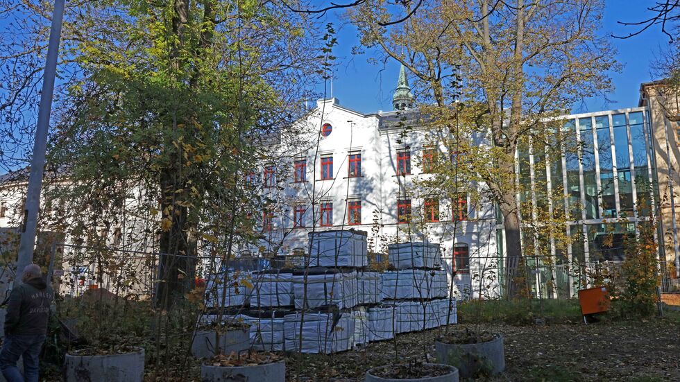 Die Baustelle WHZ verschwindet jetzt nach und nach aus dem Blick, innen wird noch länger gearbeitet. Die Baustelle WHZ verschwindet jetzt nach und nach aus dem Blick, innen wird noch länger gearbeitet.