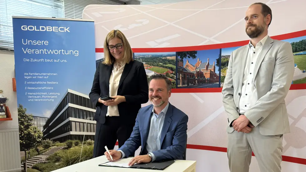 Constance Arndt sowie Jörg Bechmann (Mitte) und Henning Förster beim Vertragsabschluss.  