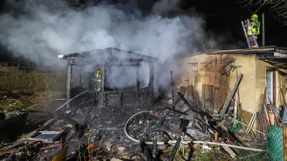 Eine Laube brannte komplett ab, eine zweite wurde beschädigt. Eine Laube brannte komplett ab, eine zweite wurde beschädigt.