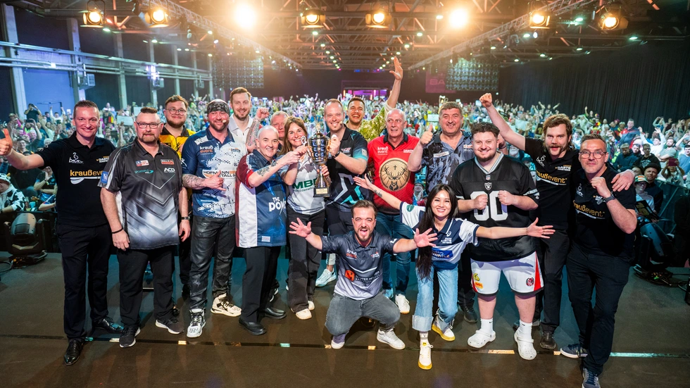 Schon im letzten Jahr waren viele Stars in Chemnitz. Darunter Phil "The Power" Taylor, der auf dem Foto den Pokal mit Julia Taubitz hält.
