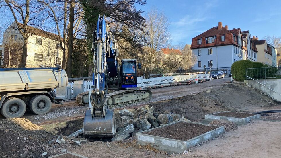 Bis Weihnachten bekommt die Poststraße auf einer Seite noch einen neuen Gehweg, dann geht es in die Winterpause. Bis Weihnachten bekommt die Poststraße auf einer Seite noch einen neuen Gehweg, dann geht es in die Winterpause.