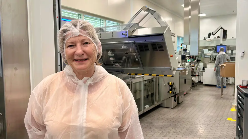 Werkleiterin Tina Stölzel vor der Verpackungslinie Werkleiterin Tina Stölzel vor der Verpackungslinie