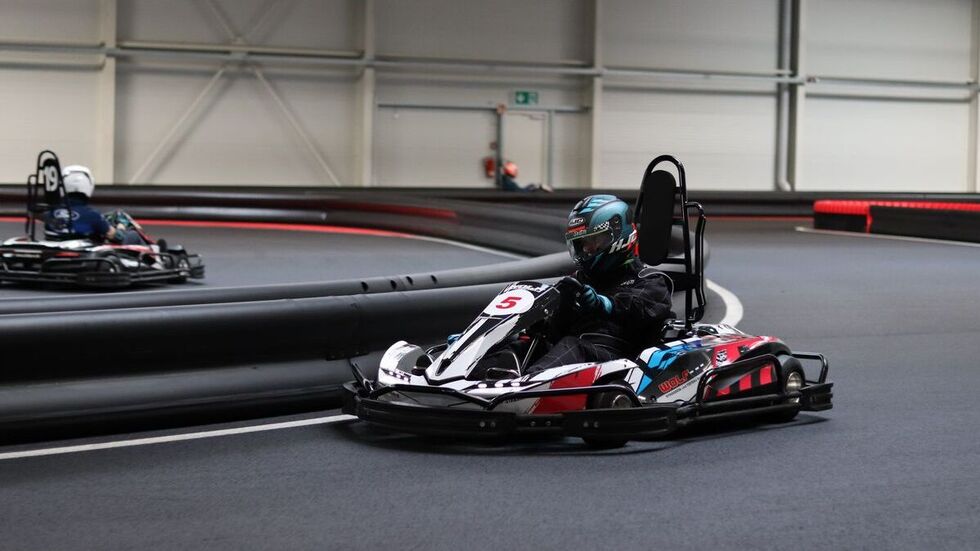 Nach der Theorie mit Flaggenkunde und Fahrtechnik geht es auf die Rennstrecke. 