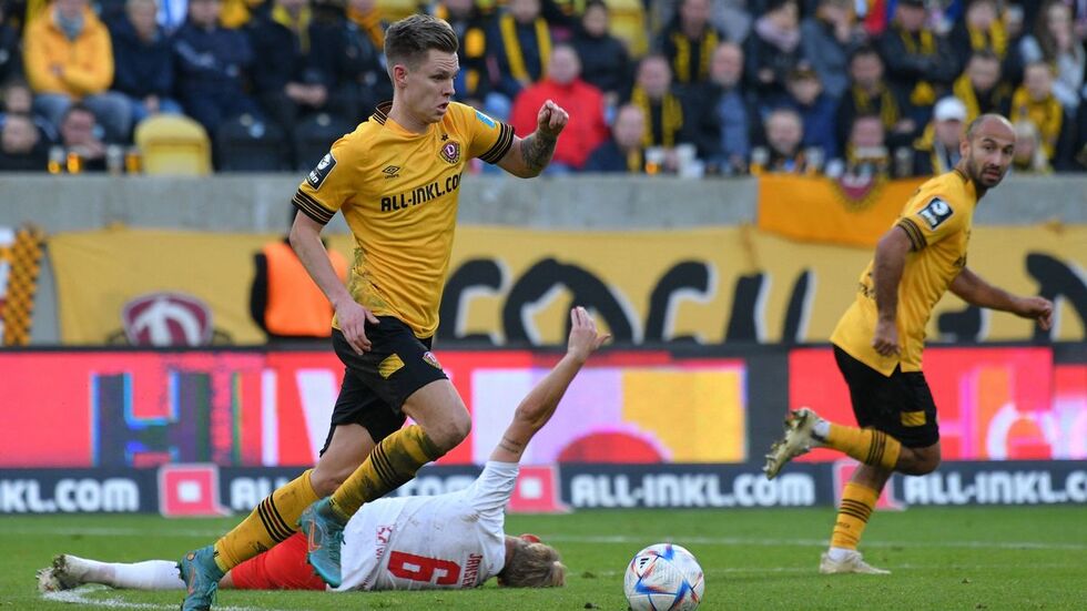 Maximilian Jansen liegt am Boden, Julius Kade (vorn) und Akaki Gogia von der SG Dynamo Dresden. Maximilian Jansen liegt am Boden, Julius Kade (vorn) und Akaki Gogia von der SG Dynamo Dresden.