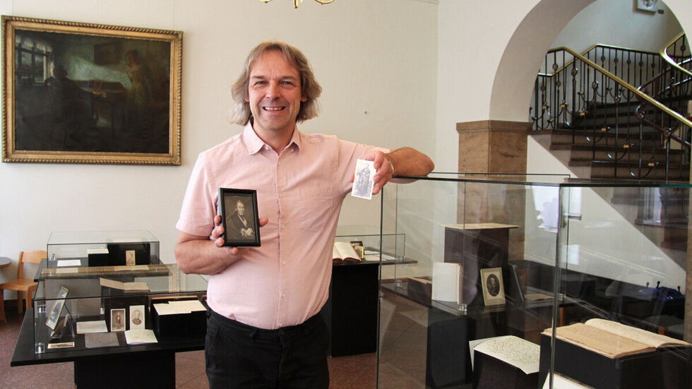 Der Leiter des Robert-Schumann-Hauses Thomas Synofzik mit zwei Exponaten Der Leiter des Robert-Schumann-Hauses Thomas Synofzik mit zwei Exponaten