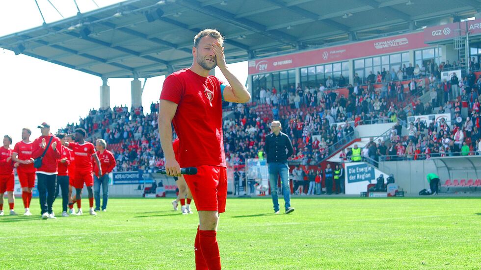 Mike Könnecke wurde nach dem Spiel vor dem Fanblock E5 verabschiedet. 