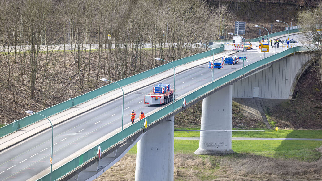 Die Brücke ist für den normalen Verkehr seit Monaten dicht.