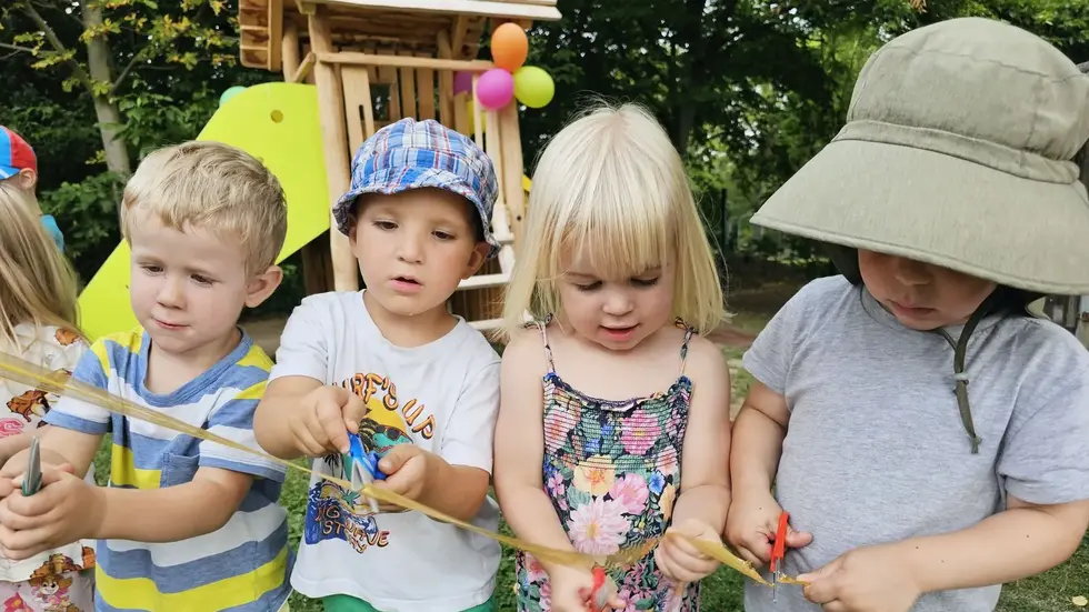Die offizielle Freigabe übernahmen die Steppkes selbst. Mit speziellen Kinderscheren durchschnitten sie das Band. Die offizielle Freigabe übernahmen die Steppkes selbst. Mit speziellen Kinderscheren durchschnitten sie das Band.