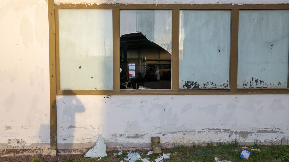 Durch das Einschlagen einer Fensterscheibe verschafften sich die Täter Zugang zum Gebäude.