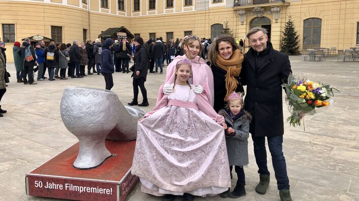Lisa (M). wurde als 1,5-millionste Besucherin auf Schloss Moritzburg in der Winterausstellung begrüßt.