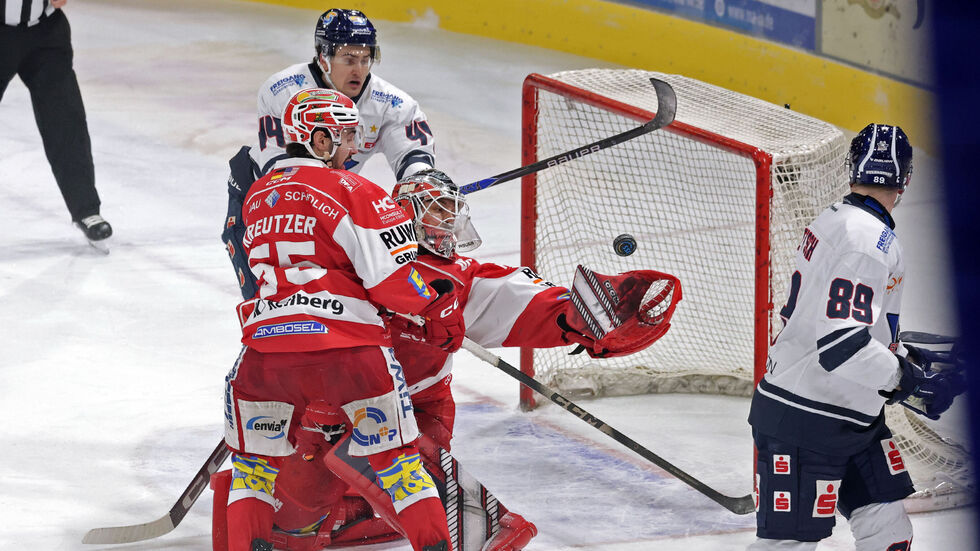 Dreimal musste Eispiraten-Goalie Kevin Reich im Spiel gegen den Tabellenzweiten Kassel hinter sich greifen.