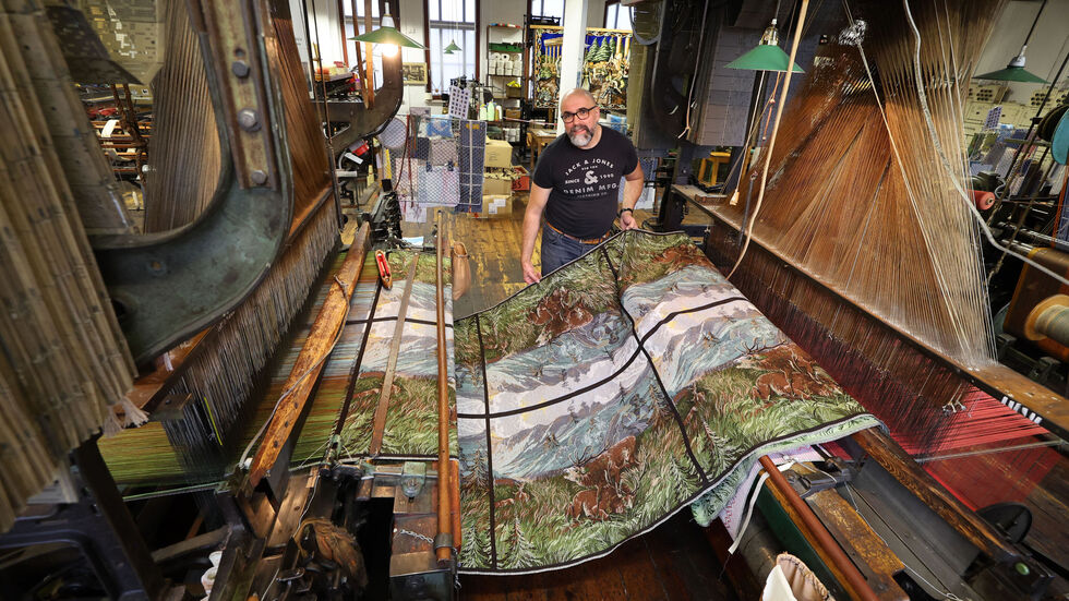 Webermeister Thomas Zinke beim Herstellen der Wandteppiche, aus denen die Hirschbeutel genäht werden.