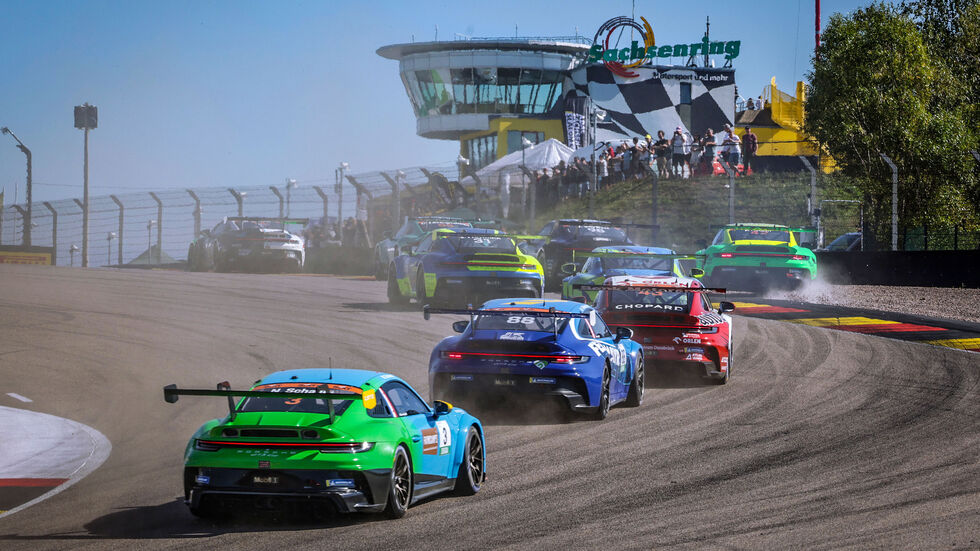 Am Wochenende gastiert die DTM auf dem Sachsenring. Schon am 17. August waren die Boliden auf dem Kurs unterwegs - testeten die Strecke.