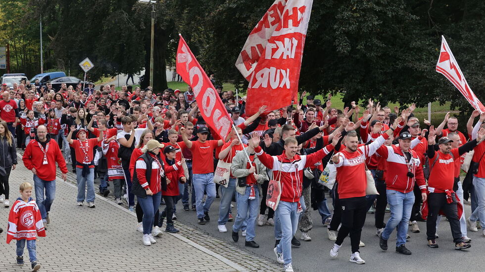 Vor dem Spiel gab es einen Fanmarsch zum Sahnpark.