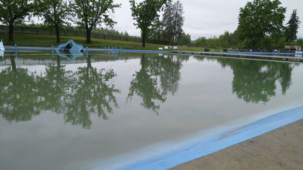 Das Freibad Crossen muss nach dem Unwetter geschlossen bleiben. Das Becken ist voller Schlamm. 
