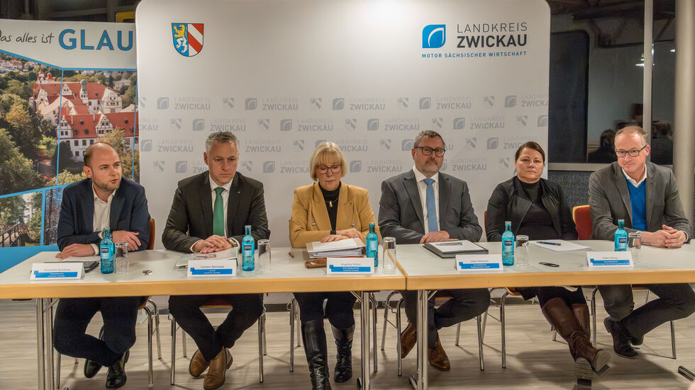 Uwe Hantzsch (3.v.r.) bei der Pressekonferenz Ende November zum Gesundheitsverbund