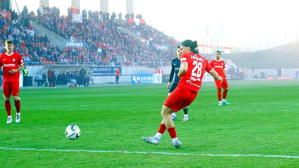 Der Nebel durch die Choreo der Fans hatte sich noch nicht verzogen, da traf Veron Dobruna schon zum 1:0.