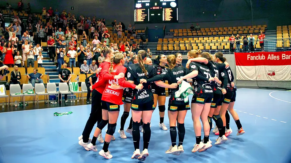 Jubel der Zwickauerinnen nach Abpfiff beim Stand von 30:30 Jubel der Zwickauerinnen nach Abpfiff beim Stand von 30:30