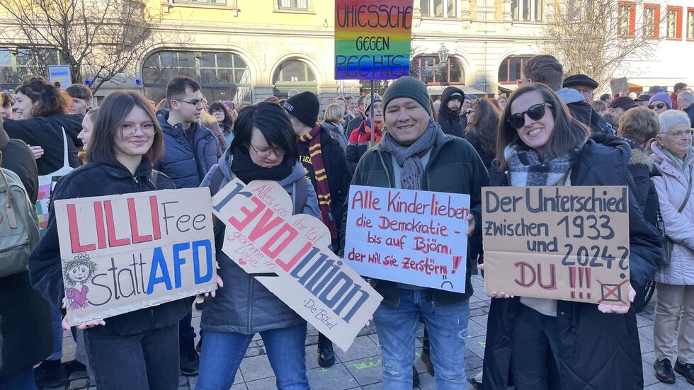 Viele haben selbst gestalte Plakate mitgebracht.