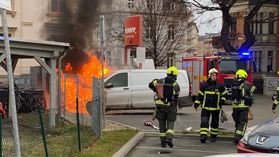Als die Feuerwehr eintraf, loderten die Flammen lichterloh. Als die Feuerwehr eintraf, loderten die Flammen lichterloh.
