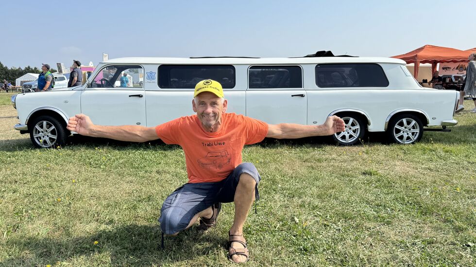 Uwe Tautz aus Berlin hat bei der Fahrzeugbewertung den zweiten Platz belegt mit seinem knapp sieben Meter langen Trabant. Uwe Tautz aus Berlin hat bei der Fahrzeugbewertung den zweiten Platz belegt mit seinem knapp sieben Meter langen Trabant.