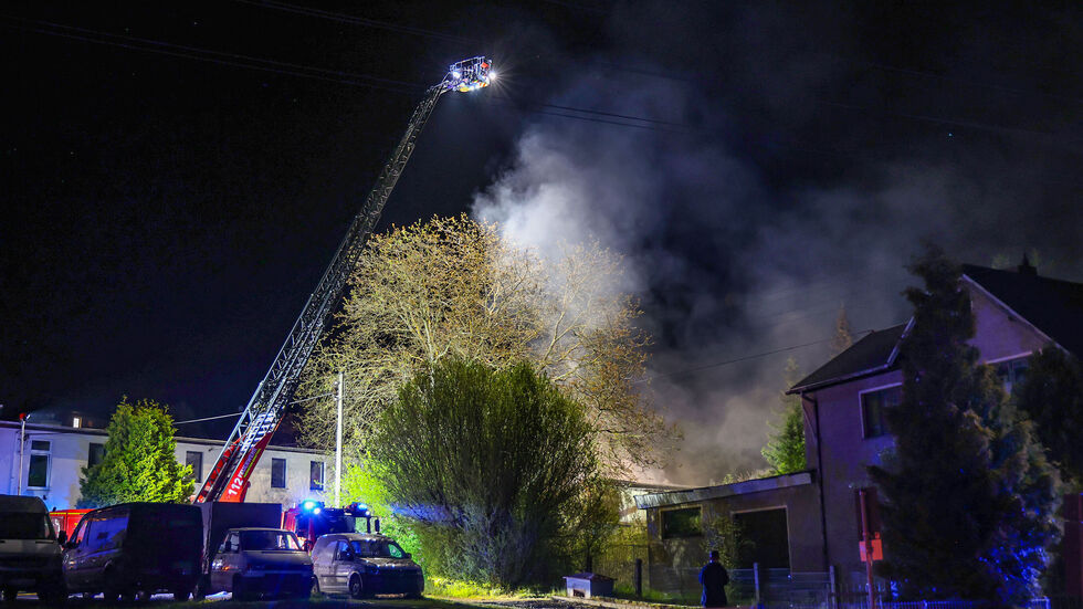 Mit Hilfe der Drehleiter wurde der Einsatzort ausgeleuchtet. Mit Hilfe der Drehleiter wurde der Einsatzort ausgeleuchtet.