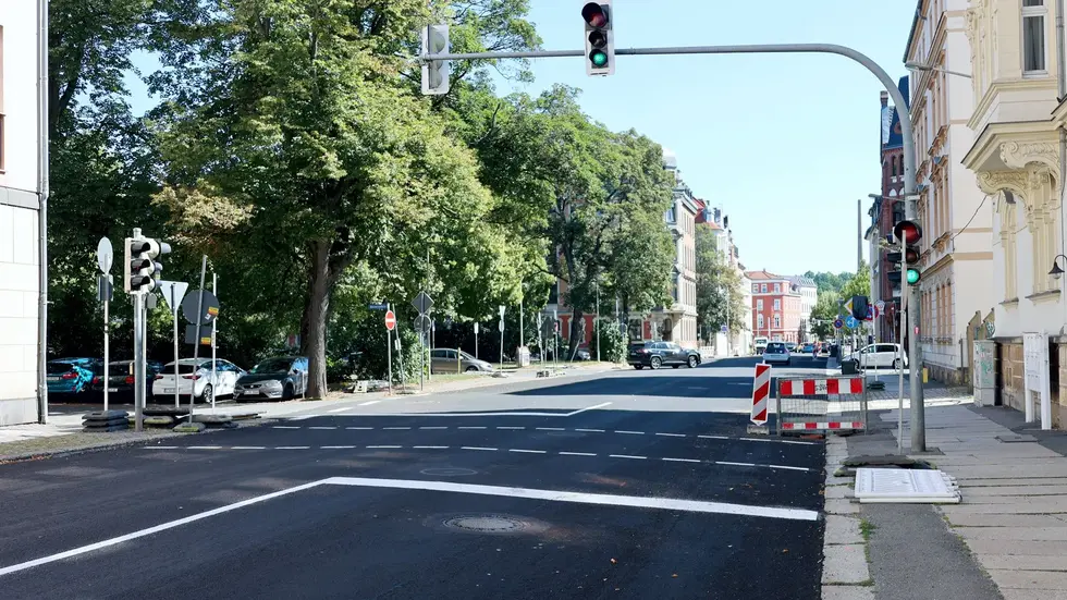 Die Moritzstraße hat im Sommer zwischen Kreisigstraße und Leipziger Straße einen Dünnschichtbelag bekommen. Die Moritzstraße hat im Sommer zwischen Kreisigstraße und Leipziger Straße einen Dünnschichtbelag bekommen.