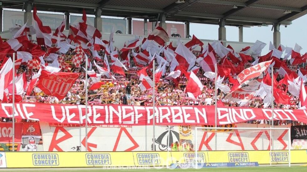 Seit 20 Jahren hängt die Red Kaos Fahne in deutschen Stadien. Im Juli hatte die Münchner Justiz sie plötzlich verboten. © fsv zwickau e.V.