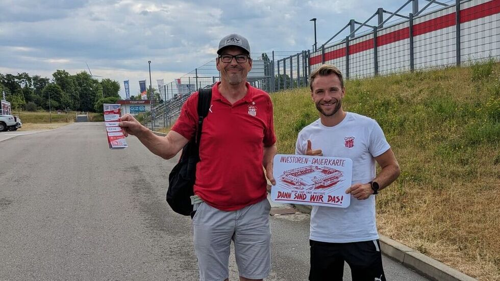 Der erste "Dauerkarten-Investor" Thomas Drescher und FSV-Spieler Mike Könnecke.