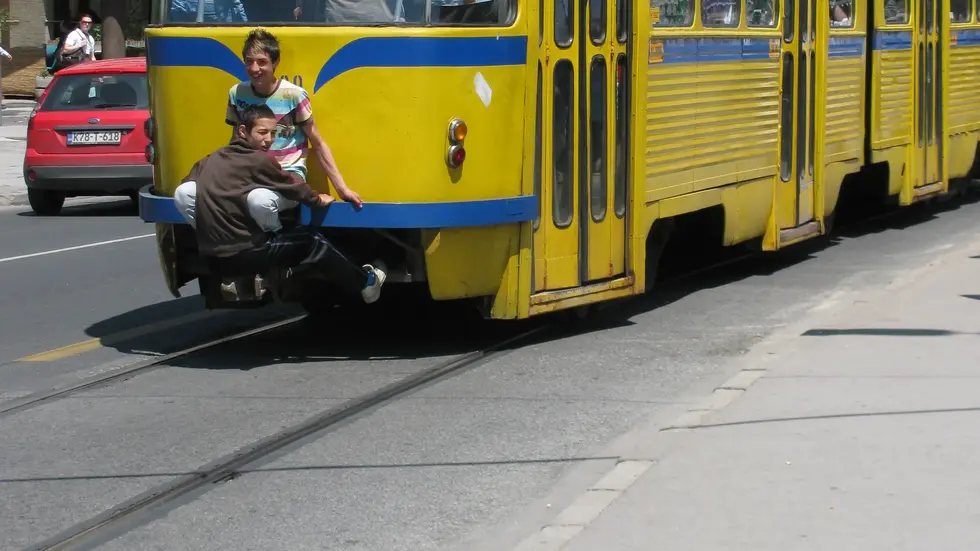 So wie hier auf einer Straßenbahn in Sarajevo wird das lebensgefährliche "Trainsurfing" immer öfter auch auf Leipziger S-Bahnen betrieben (Symbolbild).