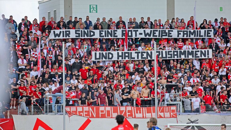 Mit Spruchbändern demonstrieren die Fans Zusammenhalt. Mit Spruchbändern demonstrieren die Fans Zusammenhalt.