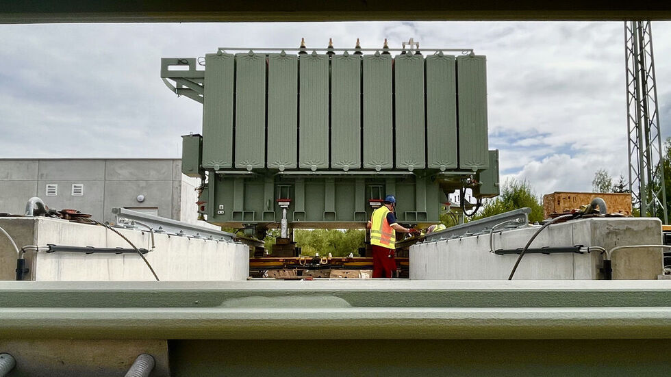 Eine halbe Million Euro teuer und 78 Tonnen schwer - auf Schienen ging es für den Trafo vom Transporter aufs Fundament. Eine halbe Million Euro teuer und 78 Tonnen schwer - auf Schienen ging es für den Trafo vom Transporter aufs Fundament.