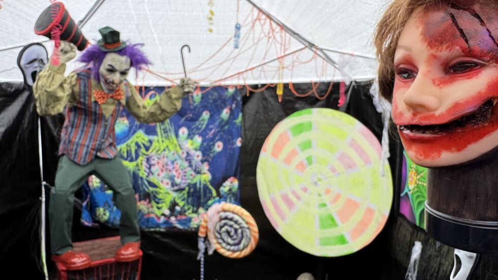 Über 20 Gruselpuppen warten in den Zelten im Garten des "Haunted House". Über 20 Gruselpuppen warten in den Zelten im Garten des "Haunted House".