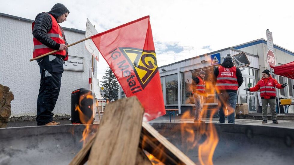 Mitarbeiter des Gelenkwellenwerks streiken vor dem Werkstor. Mitarbeiter des Gelenkwellenwerks streiken vor dem Werkstor.