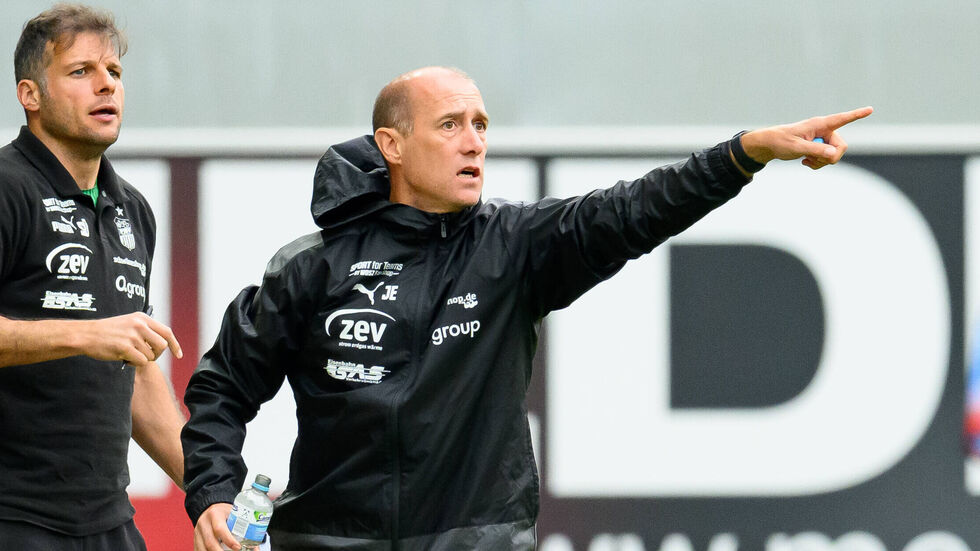 Für die Aufstellung der Torhüter ist Torwart-Trainer Steffen Süßner (li. im Hintergrund) verantwortlich. Für die Aufstellung der Torhüter ist Torwart-Trainer Steffen Süßner (li. im Hintergrund) verantwortlich.