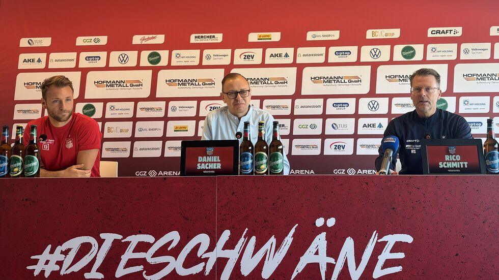 (v.l.) FSV-Kapitän Mike Könnecke, Pressesprecher Daniel Sacher und Cheftrainer Rico Schmitt