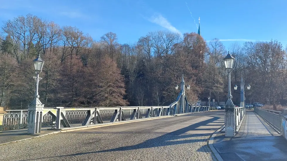 Die Paradiesbrücke gibt es in ihrer heutigen Gestalt seit 1900. Davor bestand sie aus Holz und hatte eine Überdachung.