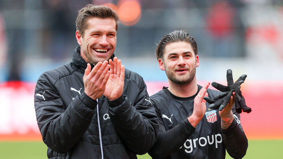 Ronny König (li.) und FSV Torschützenkönig Dominic Baumann beim 2:0 Auswärtssieg in Halle. Ronny König (li.) und FSV Torschützenkönig Dominic Baumann beim 2:0 Auswärtssieg in Halle.