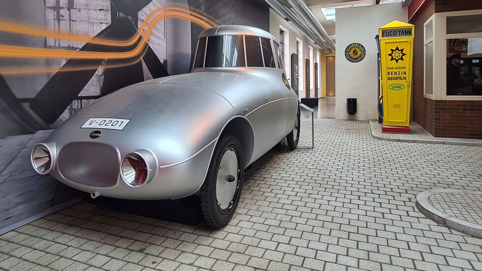 Mit einer Höhe von 2,14 m und seinen reichlich zwei Tonnen Gewicht ist der Audi Jaray ein echter Kollos in der Ausstellung. Mit einer Höhe von 2,14 m und seinen reichlich zwei Tonnen Gewicht ist der Audi Jaray ein echter Kollos in der Ausstellung.