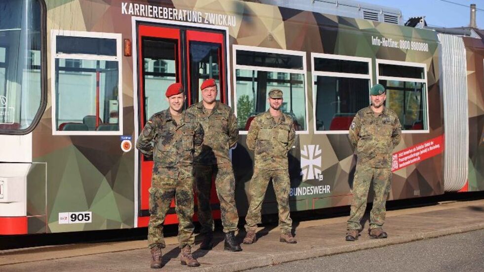 Bundeswehrsoldaten vor der SVZ-Straßenbahn im "Tarnanzug"