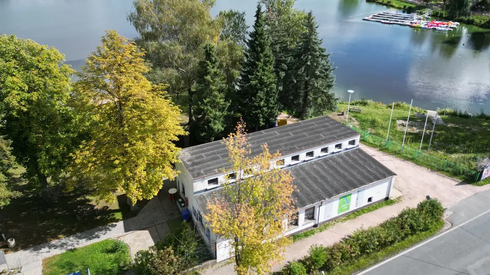 Noch steht es: Das Eingangsgebäude zum Strandbad an der Kober. In wenigen Wochen soll es einem Neubau weichen. Noch steht es: Das Eingangsgebäude zum Strandbad an der Kober. In wenigen Wochen soll es einem Neubau weichen.