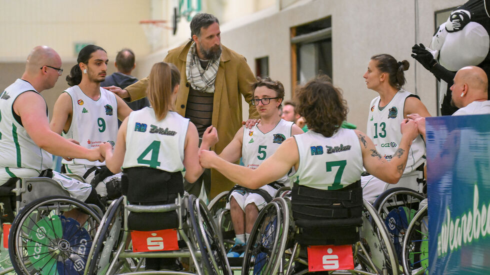 Die Zwickauer Rollstuhlbasketballer schwören sich auf den Meistertitel ein. Die Zwickauer Rollstuhlbasketballer schwören sich auf den Meistertitel ein.