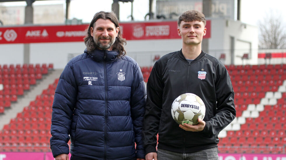 Sportdirektor Robin Lenk mit Jasper Kühn in der GGZ-Arena